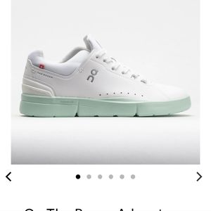 On The Roger Advantage Women's size 6.5